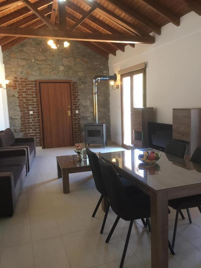 Love Holiday Suite 1 Tris Elies Dış mekan fotoğraf