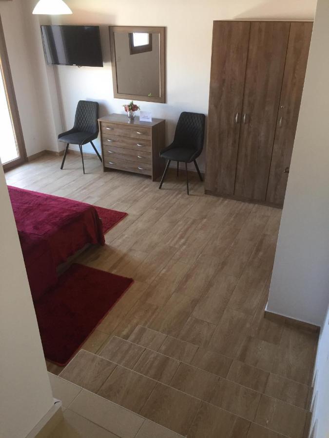 Love Holiday Suite 1 Tris Elies Dış mekan fotoğraf